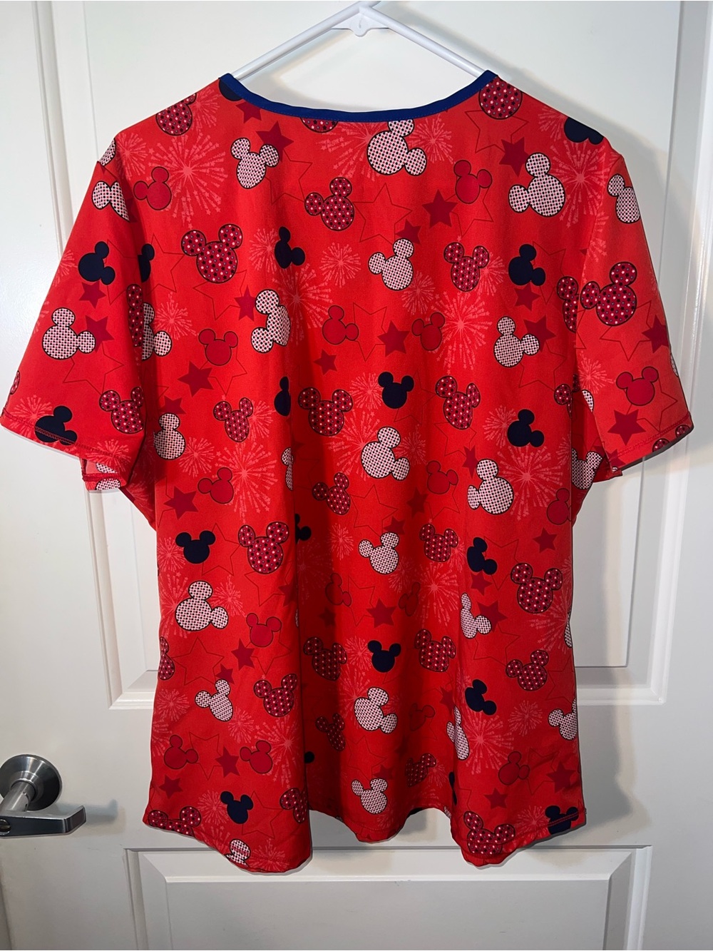 Disney Mickey Mouse Scrub Top XL Red Black White Stars - Picture 2 of 6